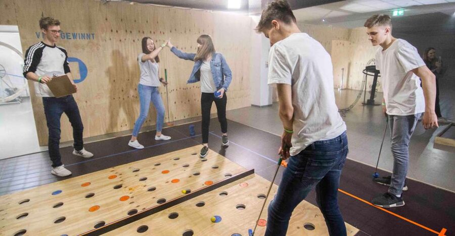3D Adventure black light mini golf (Berlin) - What happens in your 2-hour play session