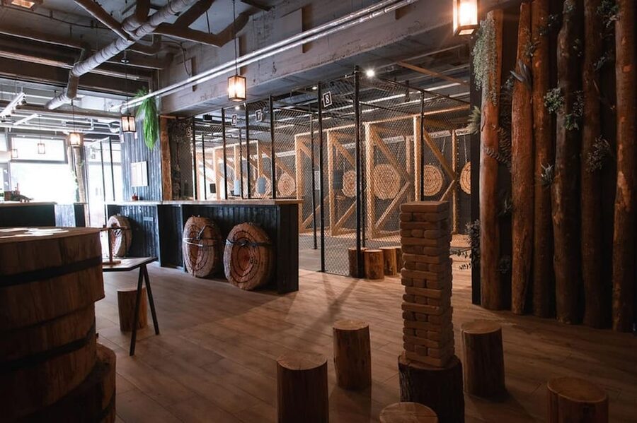 AXE THROWING EXPERIENCE IN BERLIN - Cost, Drinks, and What You Get for About $28