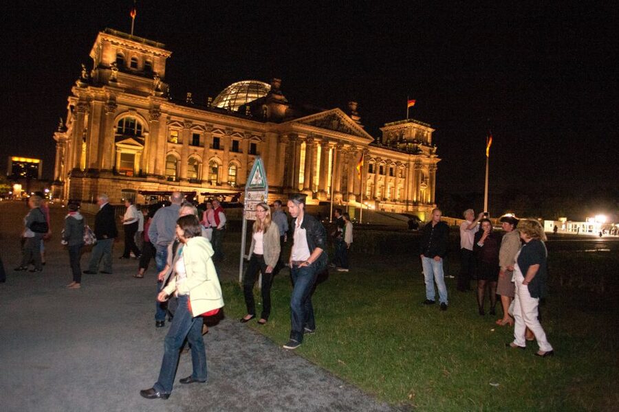 Berlin: 1.5-Hour Comedy Bus Tour in German - Brandenburg Gate: the classic view, with jokes and backstory