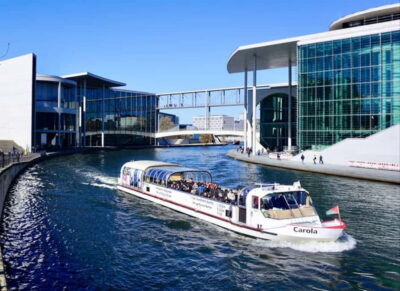 1-Hour Boat Tour with Bilingual Live Guide