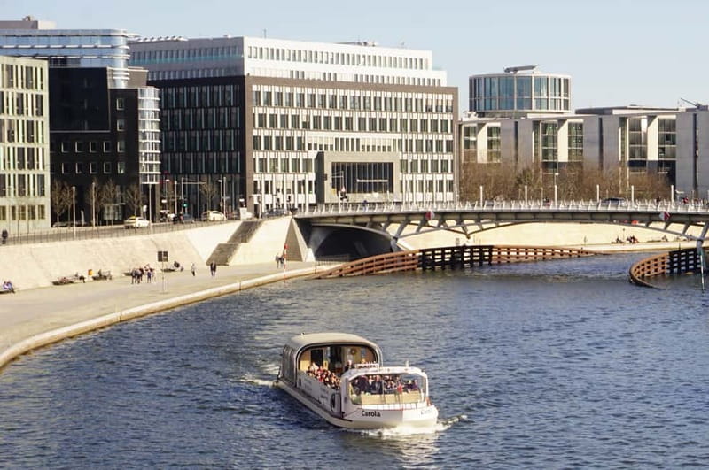 Berlin: 1-Hour Boat Tour with Bilingual Live Guide - Live bilingual guiding, and why it beats an audio track