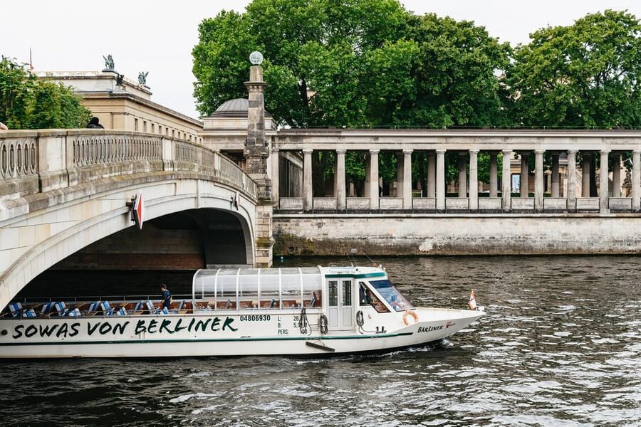 Berlin: 1-Hour City Sightseeing Cruise - Parliament district views: Reichstag, Berlin Hauptbahnhof, and the Chancellery