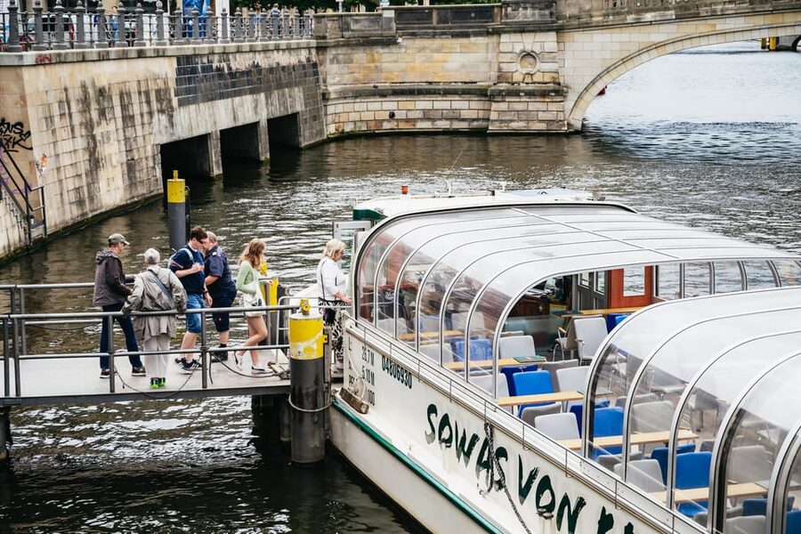 Berlin: 1-Hour City Sightseeing Cruise - House of World Cultures and the ride back under the roof