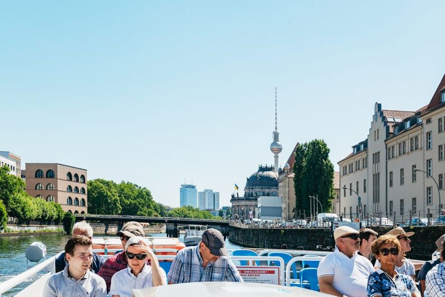 Berlin: 1-Hour City Tour by Boat with Guaranteed Seating - Haus der Kulturen der Welt: A Mid-Route Landmark That Signals Modern Berlin