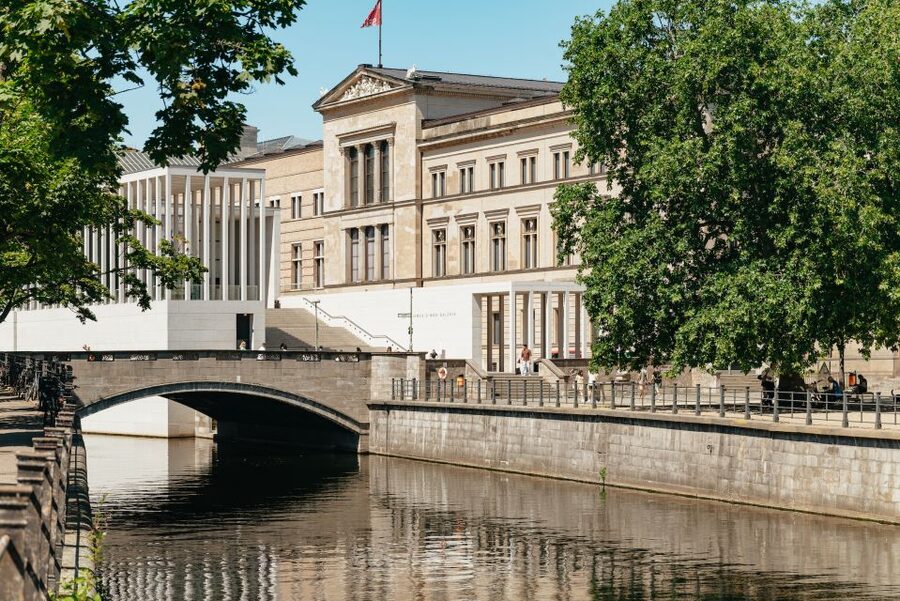 Berlin: 1-Hour City Tour by Boat with Guaranteed Seating - The Luther Bridge Turn: Bellevue Palace, Beamtenschlange, and Victory Column