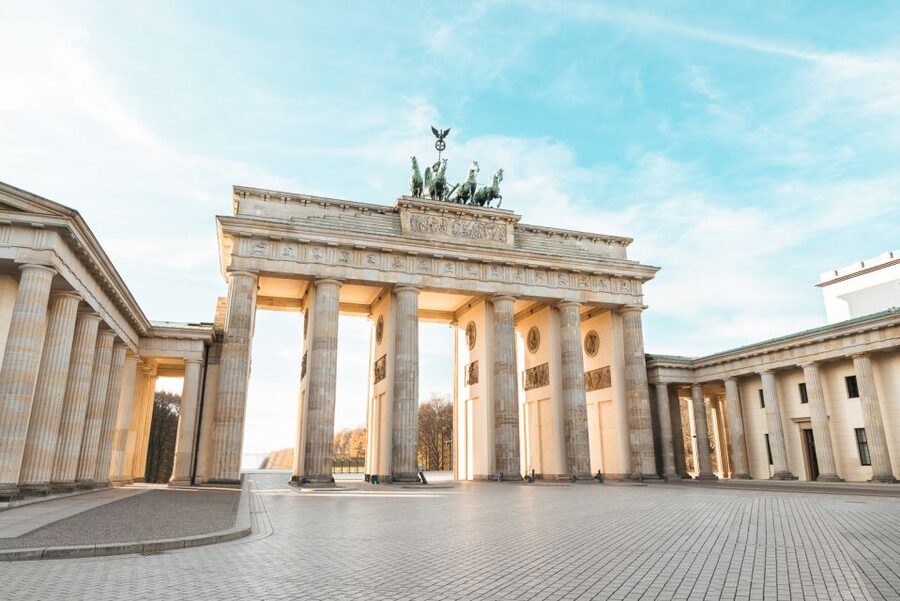 Berlin: 1-Hour Guided Tour of the Historic Center - Starting at Hotel Adlon, then getting oriented fast in Berlin Mitte