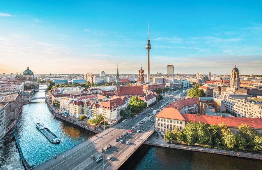 Berlin: 1-Hour Guided Tour of the Historic Center - Brandenburg Gate and Pariser Platz: your classic Berlin photo stop with context