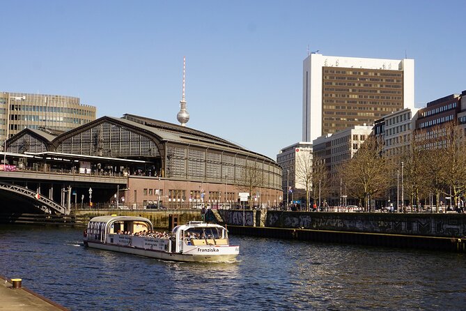 Berlin: 1-hr Boat Tour with Bilingual Live Guide (DE/EN) - The live bilingual guide show: what you learn as you cruise