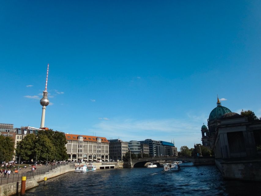Berlin: 2.5-Hour East Side Boat Cruise with Commentary - Onboard comfort: drinks, seating, and the sun question