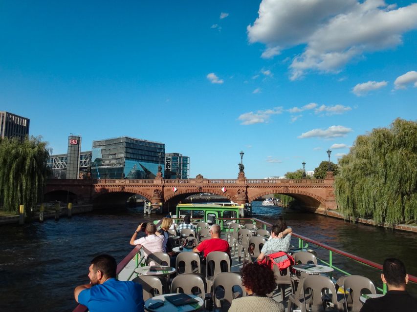 Berlin: 2.5-Hour East Side Boat Cruise with Commentary - Getting oriented: from the Alte Börse pier to the lock that controls the pace