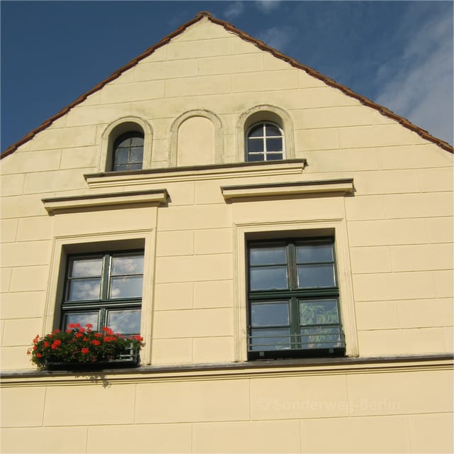Berlin: 2.5-Hour Neighborhood Tour of Neukölln - District Court, Former Prison, and the Neighborhood’s Official Side