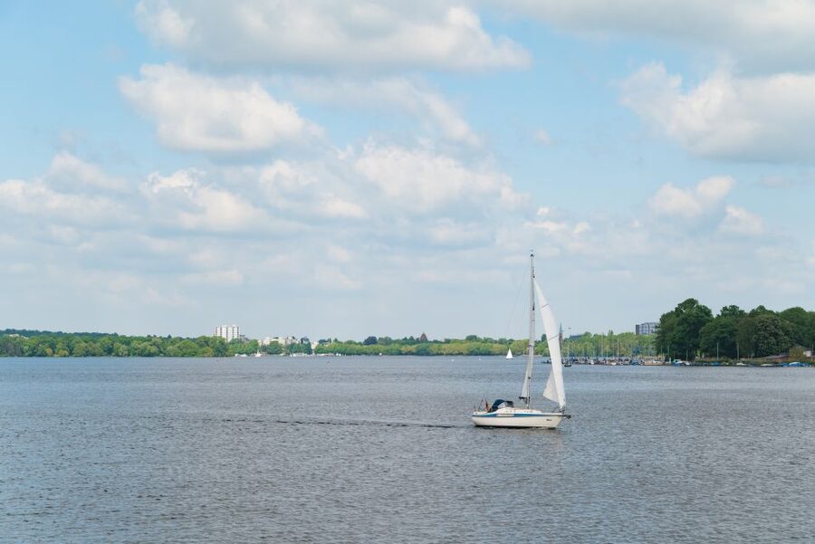 Berlin: 2-Hour Lake Oberhavel Cruise from Tegel - The shore sights: Villa Borsig, Konradshöhe, Alt Heiligensee, and Nieder Neuendorf