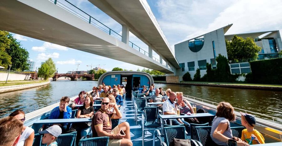 Berlin: 3.25-Hour Spree & Landwehrkanal Boat Tour - Meeting at Jannowitzbrücke and choosing the best spot on the boat