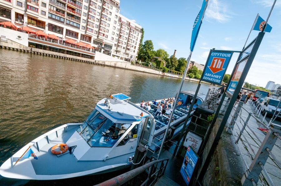 Berlin: 3.25-Hour Spree & Landwehrkanal Boat Tour - Government buildings and city architecture, seen at water level