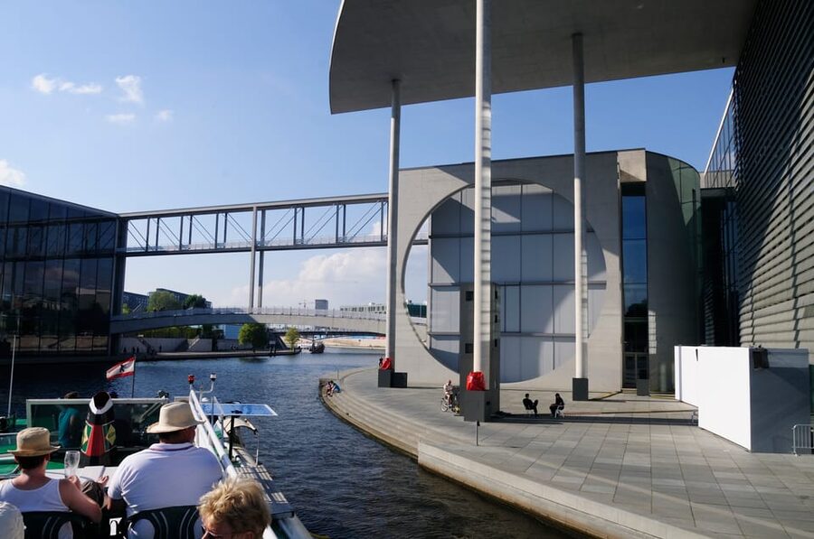 Berlin: 3.5-Hour Sightseeing Cruise on the Spree River - Tränenpalast, Museum Island, and Humboldt Forum, a quieter kind of sightseeing