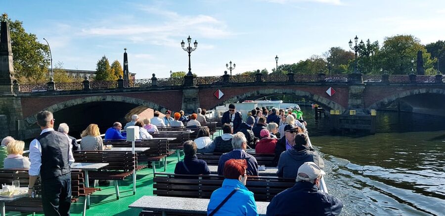 Berlin: 3.5-Hour Sightseeing Cruise on the Spree River - From Humboldt Harbour toward Westhafen: ports, grain silos, and inland waterway Berlin