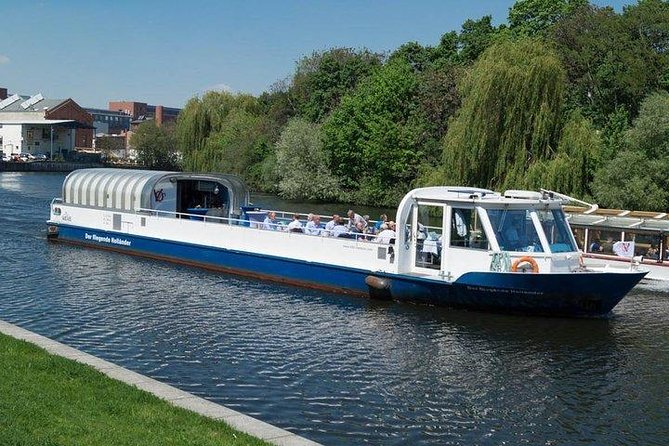 Berlin 3-Course Dinner Cruise - A Berlin Spree sunset cruise that keeps dinner and sightseeing in sync
