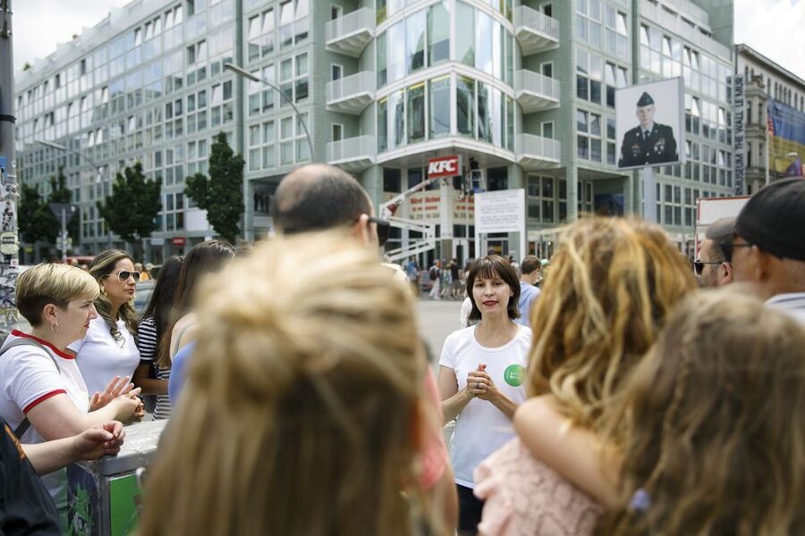 Berlin: 4-Hour Guided Highlights Tour in Spanish - From San Nicolas neighborhood origins to Museum Island’s UNESCO core