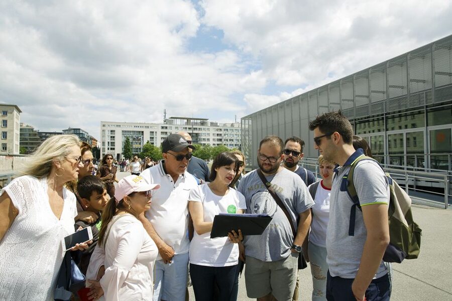 Berlin: 4-Hour Guided Highlights Tour in Spanish - Unter den Linden, Kaisers Avenue, and the classic Berlin square feeling