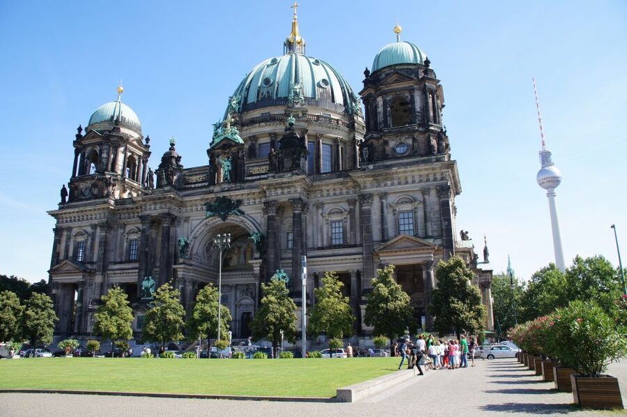 Berlin: 4-Hour Guided Highlights Tour in Spanish - Hitler, the Gestapo Headquarters remains, and Holocaust remembrance on foot