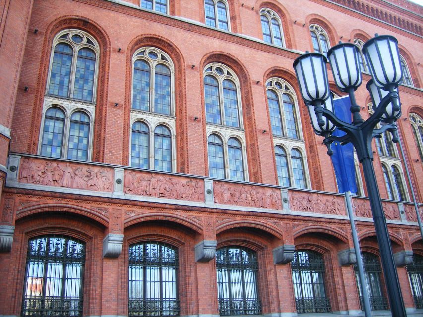 Berlin: 4-Hour Guided Highlights Tour in Spanish - Pace, comfort, and getting the most from a cold-weather walk