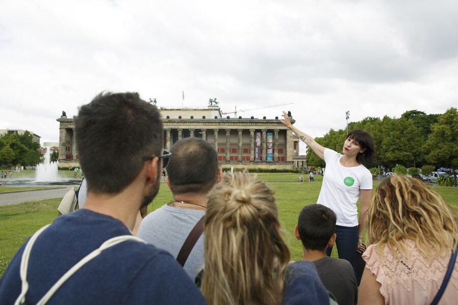 Berlin: 4-Hour Guided Highlights Tour in Spanish - Finding the meetup at Alexanderplatz, right by the TV Tower