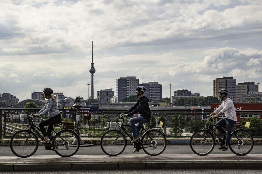 Berlin: 48-Hour or 72-Hour Bike Rental - Cruising the River Spree and Crossing West to East