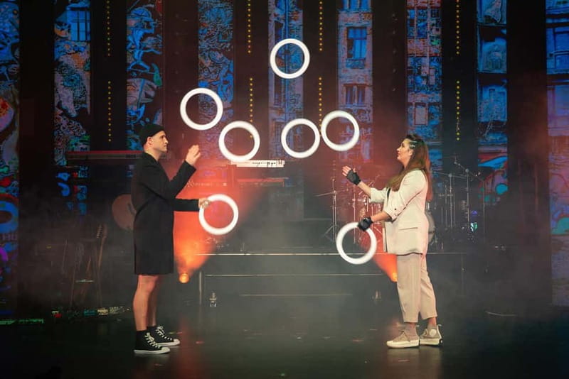Berlin: "90s Forever - Hits & Acrobatics" - Varieté Show - Wintergarten Varieté as a dinner theater, and what that means for your evening