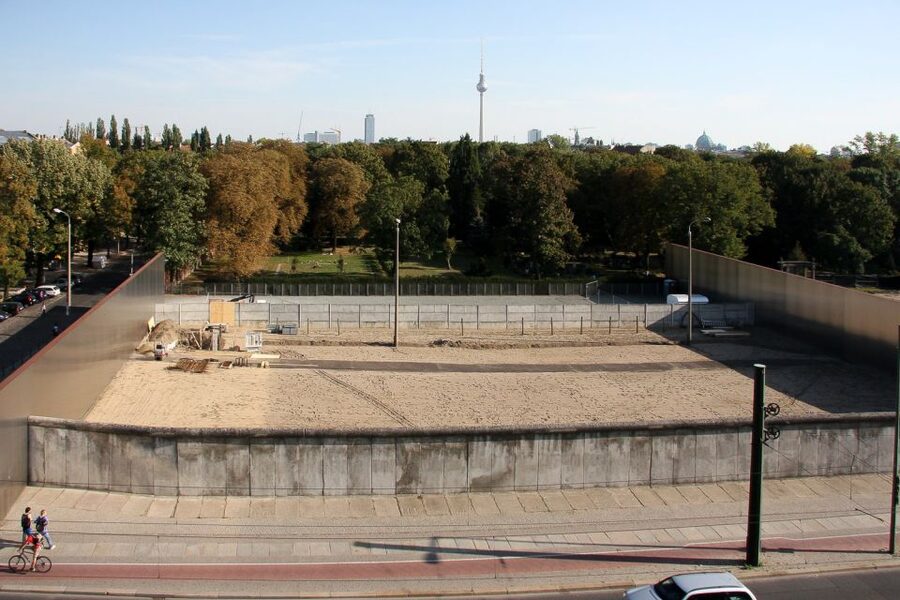 Berlin: Berlin Wall and the Cold War Walking Tour - Everyday life in the GDR, and why neighbors looked back