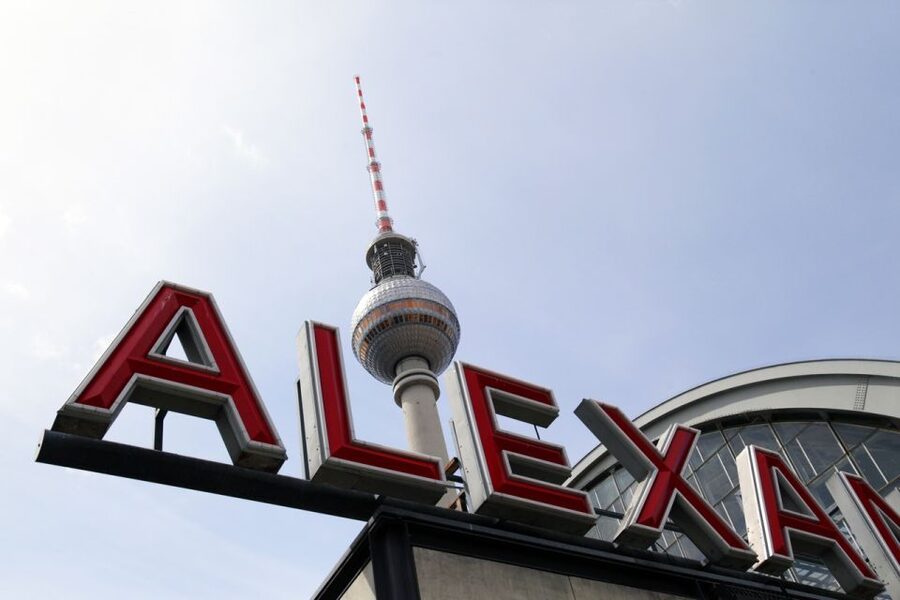 Berlin: Berlin Wall and the Cold War Walking Tour - What the guide actually brings: pacing, engagement, and tough stories