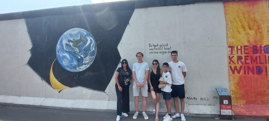 Berlin: Berlin Wall & East Side Gallery Walking Tour - East Side Gallery: how to read the murals without being an art historian