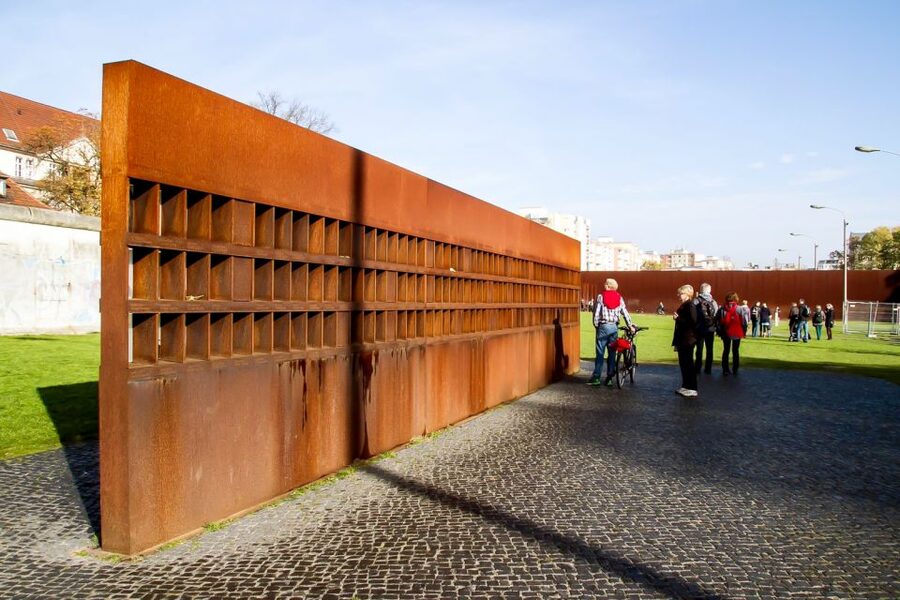 Berlin: Berlin Wall Tour Berlin East West - What You’ll See: Barbed Wire, the Death Strip, and a Watchtower