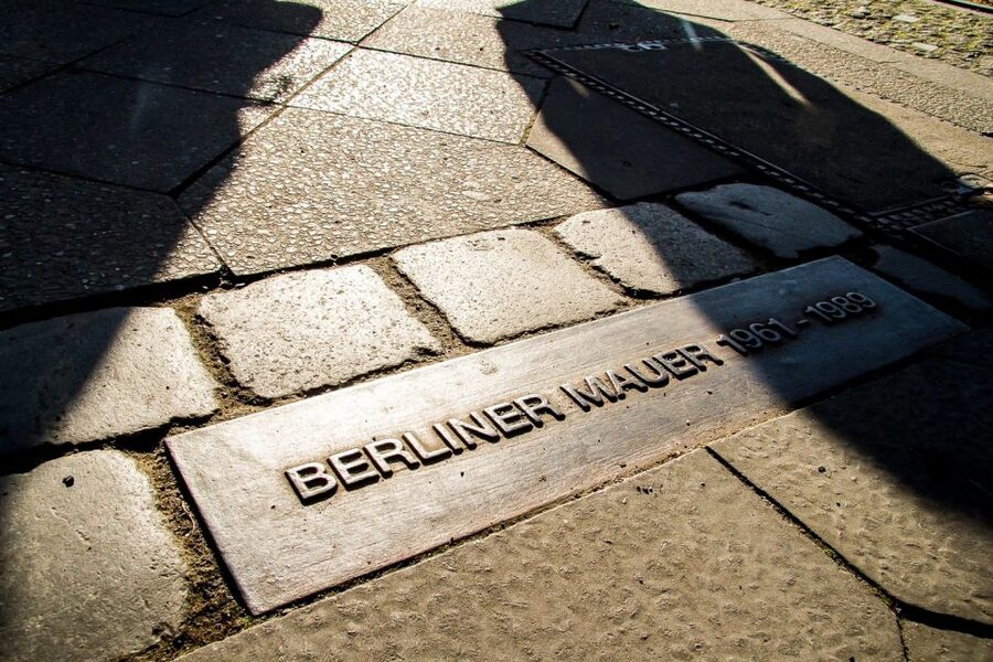 Berlin: Berlin Wall Tour Berlin East West - The Stories Behind the Stones: Escape Attempts and Family Dramas