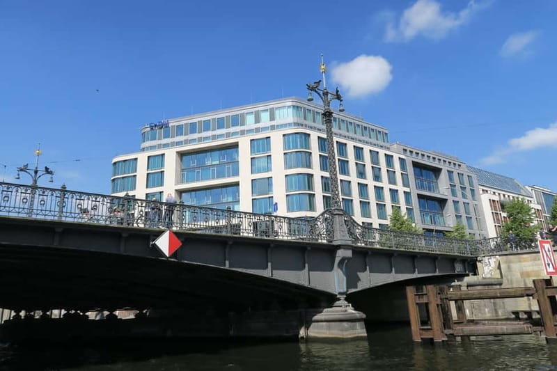 Berlin: Boat Sightseeing Cruise with Audioguide - Where to sit and how to time it for better light