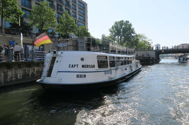 Berlin: Boat Sightseeing Cruise with Audioguide - The 1-hour route: Nikolaiviertel to the government district, in a single sweep