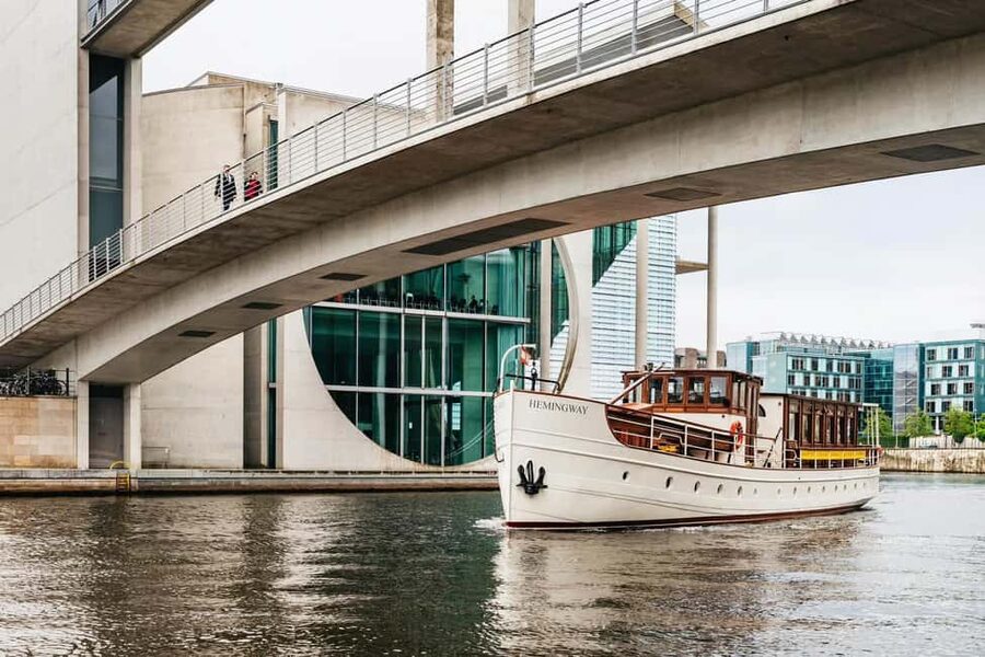 Berlin: Boat Sightseeing Tour on Electric Motor Yacht - Photo and comfort tips for the best Reichstag and palace shots
