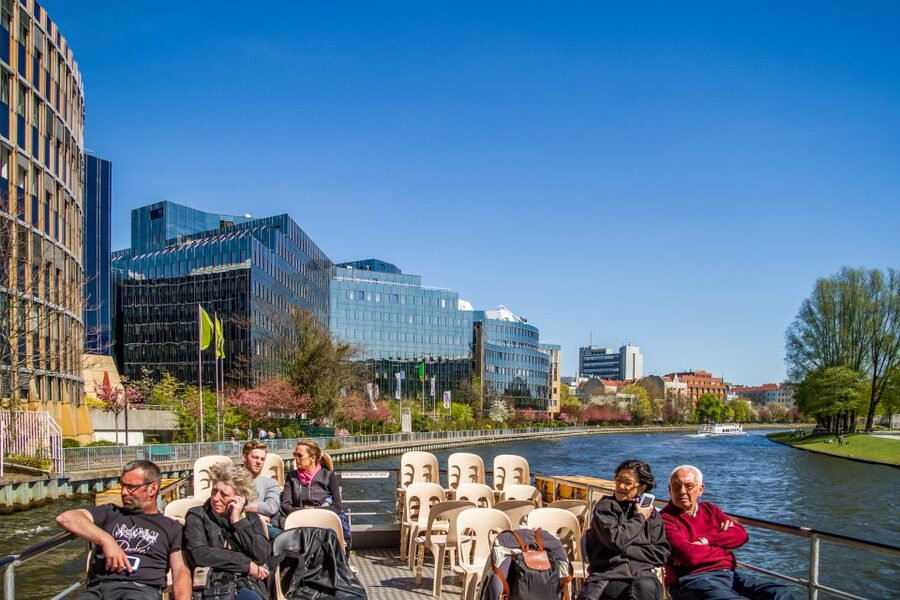 Berlin: Boat Tour Along the River Spree - From Friedrichstraße to Bellevue Palace and the government district views
