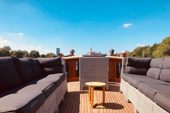 Berlin Boot Sightseeing Tour on Electric Private Yacht - Electric Yacht Luxury on the Spree, Berlin Style