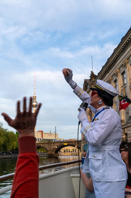 Berlin: Christmas cruise on the Spree with drag queen Audrey. - Getting to Holsteiner Ufer 32 after dark, without stress