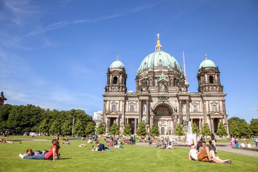 Berlin: City Center Walking Tour - Schlossplatz, Berlin Cathedral, and the Nikolaiviertel atmosphere