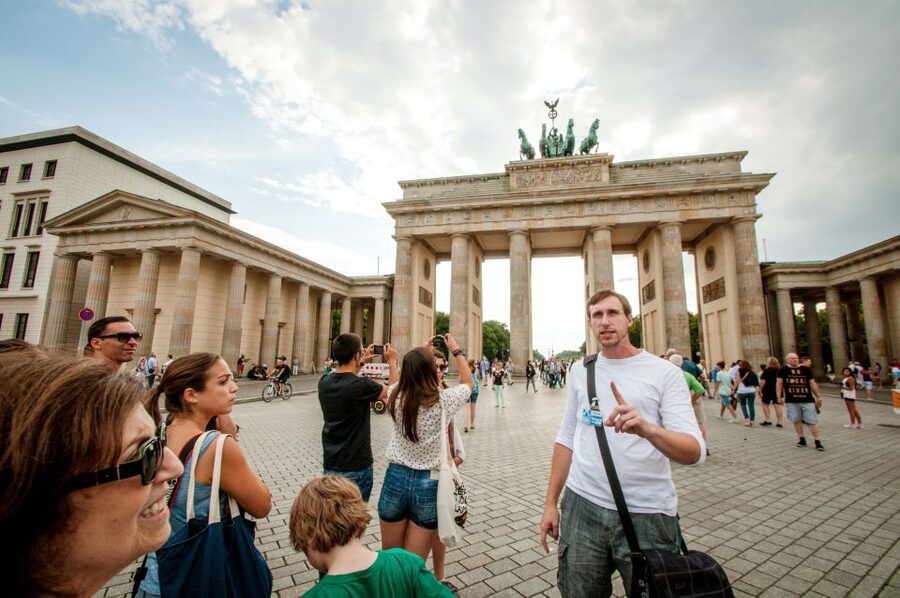 Berlin: City Center Walking Tour - Price and logistics: what $24 buys you in Berlin Mitte