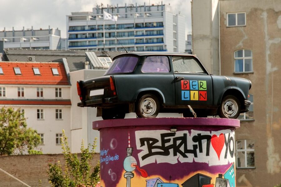 Berlin: City Sightseeing Hop-On Hop-Off Bus Tour - Classic Route: the West and center sweep from KaDeWe to the Brandenburg Gate arc