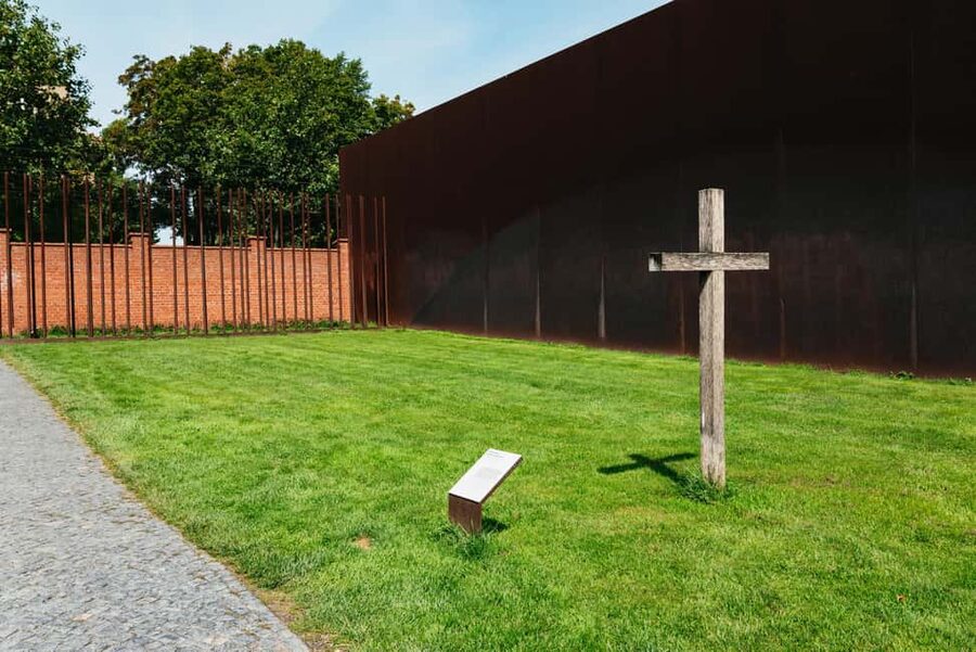 Berlin: Cold War Walking Tour on Berlin Wall Route - Soviet-era sites and the Cold War turning points