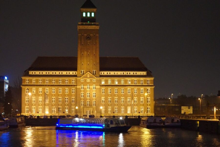 Berlin: Dinner Cruise on the Spree with Prosecco - Service, Atmosphere, and How the Onboard Commentary Plays In