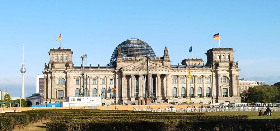 Berlin (E)Bike Tour Historical Highlights in Small groups - Checkpoint Charlie and the Cold War corridor feeling