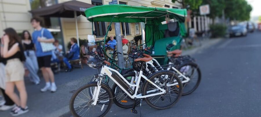 Berlin (E)Bike Tour Historical Highlights in Small groups - Where you meet at Weinbergsweg 6, and how that helps