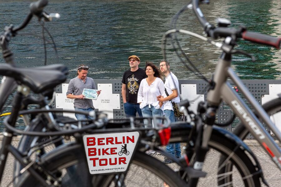 Berlin: E-Bike Tour of the Berlin Wall and Mitte Highlights - The modern Berlin finish: TV Tower, Marien Church, Rotes Rathaus, Alexanderplatz, World Clock