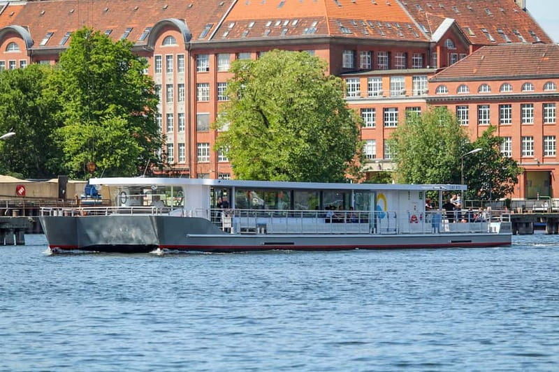 Berlin: East Side Gallery Spree Cruise in a Solar Catamaran - Why a solar catamaran makes the Spree feel different