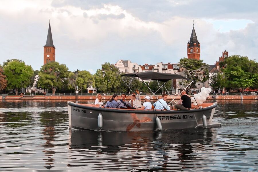 Berlin: Electric Boat Rental for self-driving 2 hrs - Why the captain seat on Müggelsee feels special