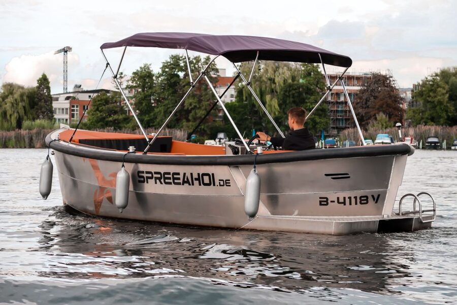 Berlin: Electric Boat Rental for self-driving 2 hrs - Cruising the Dahme toward Treptow, Kreuzberg, and Rummelsburg